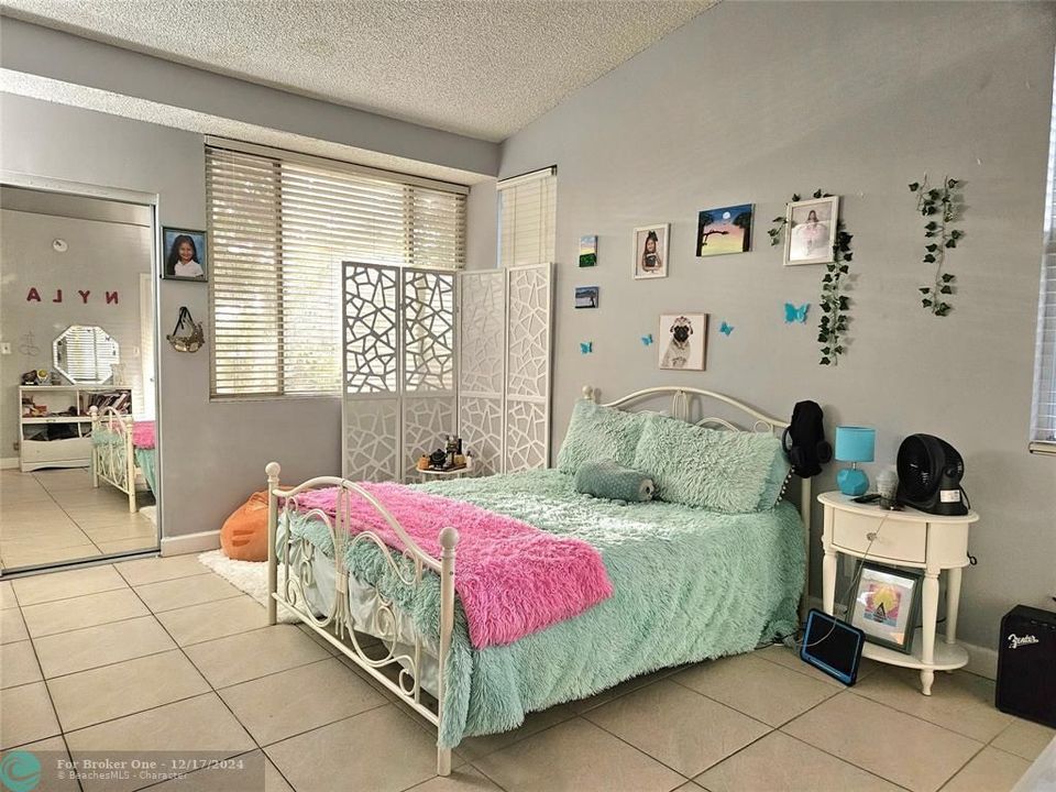 For Sale: $199,000 (1 beds, 1 baths, 862 Square Feet)