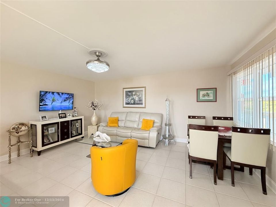 For Sale: $285,000 (2 beds, 2 baths, 841 Square Feet)