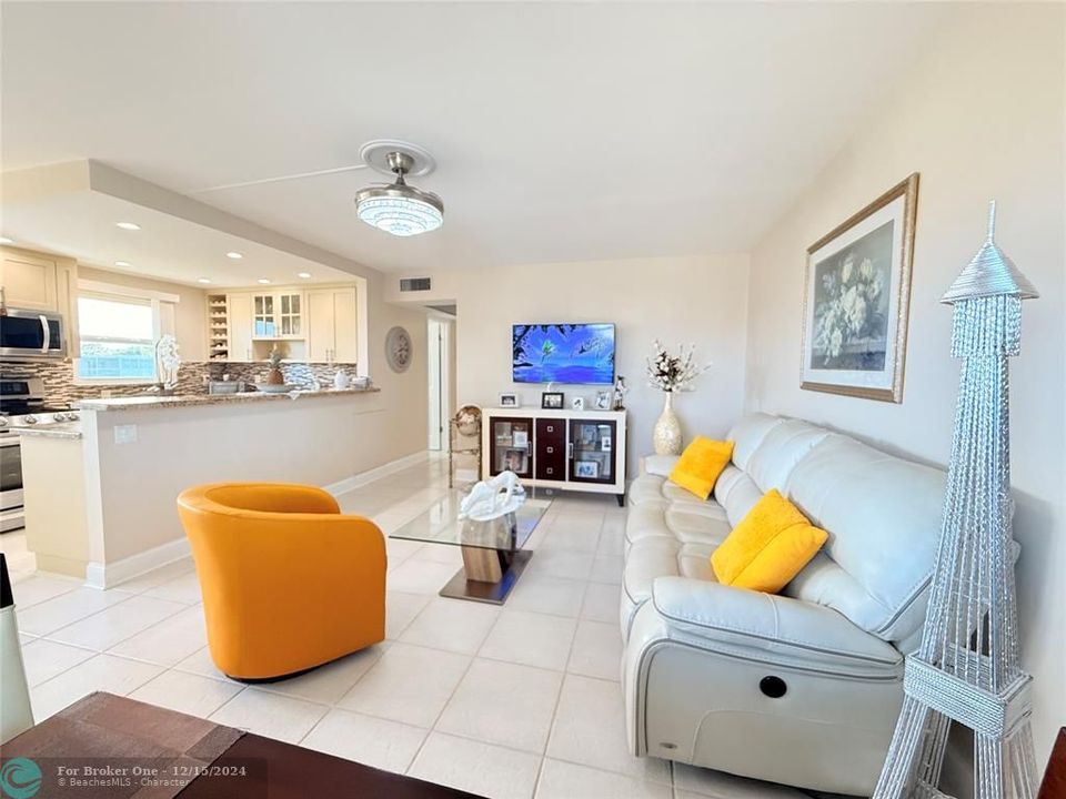 For Sale: $285,000 (2 beds, 2 baths, 841 Square Feet)