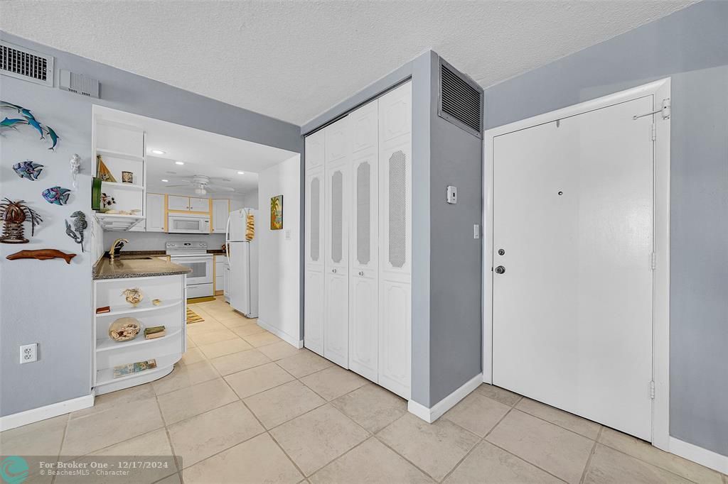 For Sale: $299,800 (1 beds, 1 baths, 1050 Square Feet)