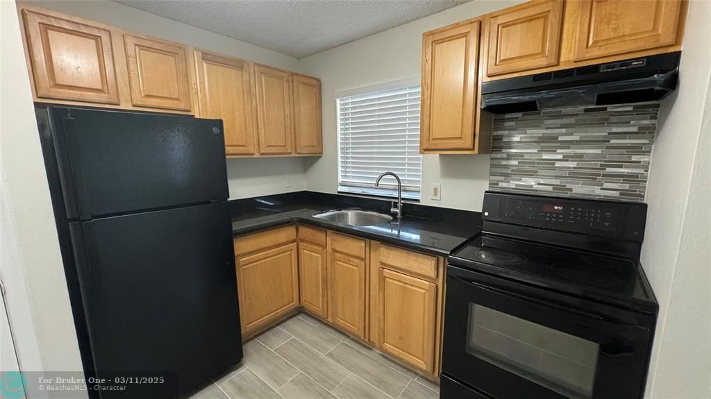 For Sale: $184,000 (2 beds, 1 baths, 609 Square Feet)