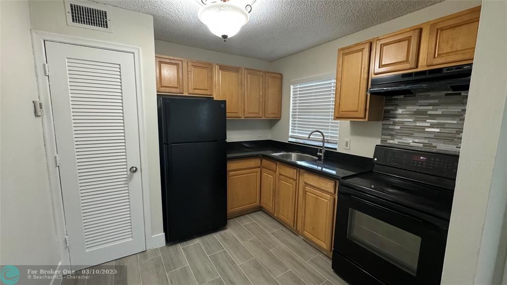 For Sale: $184,000 (2 beds, 1 baths, 609 Square Feet)