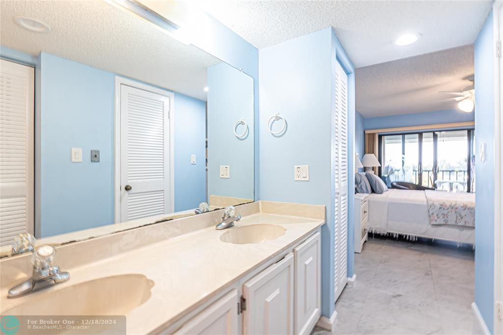 For Sale: $258,900 (1 beds, 1 baths, 885 Square Feet)