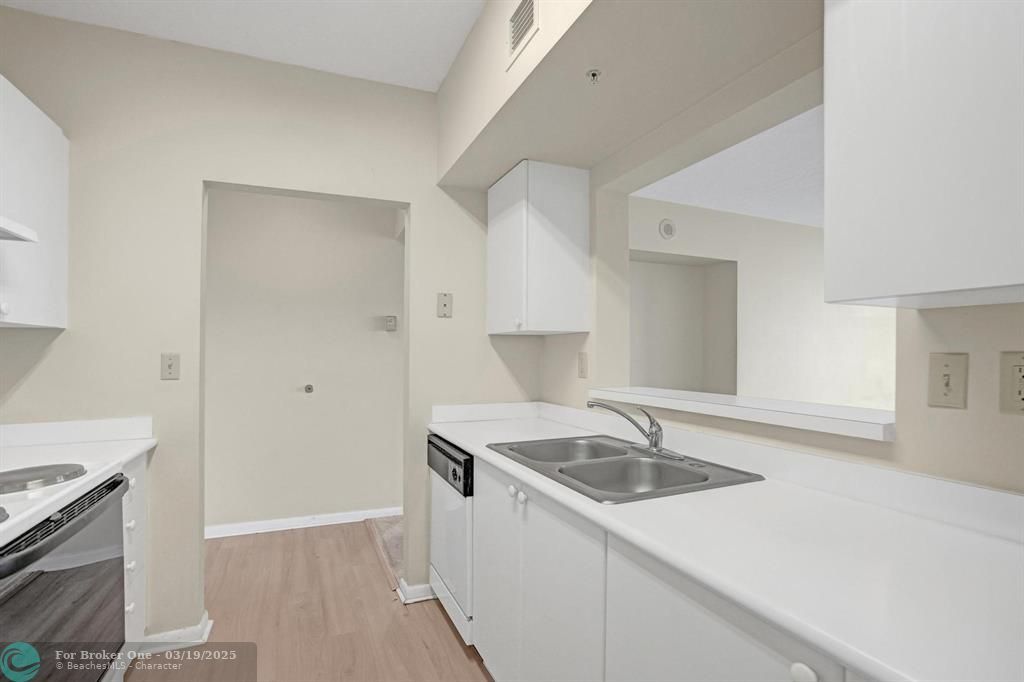 For Sale: $529,000 (2 beds, 2 baths, 1110 Square Feet)