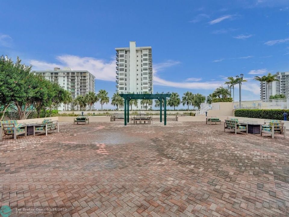 For Sale: $529,000 (2 beds, 2 baths, 1110 Square Feet)