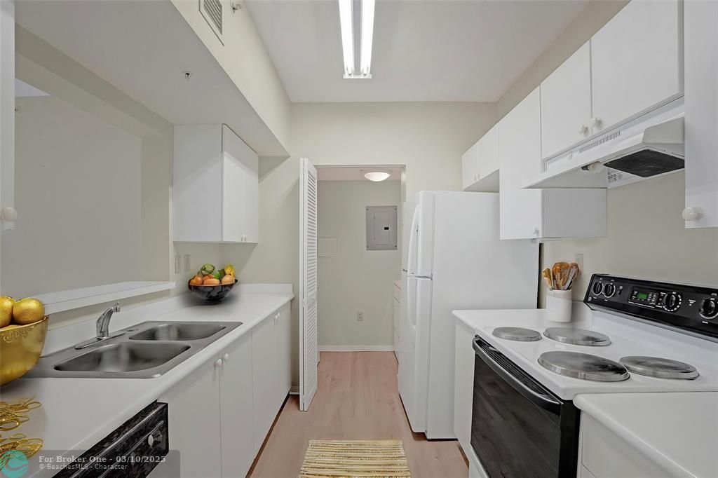 For Sale: $529,000 (2 beds, 2 baths, 1110 Square Feet)