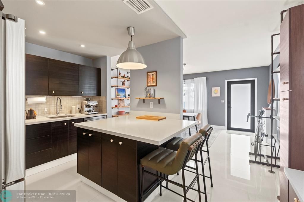 For Sale: $474,900 (2 beds, 1 baths, 1060 Square Feet)