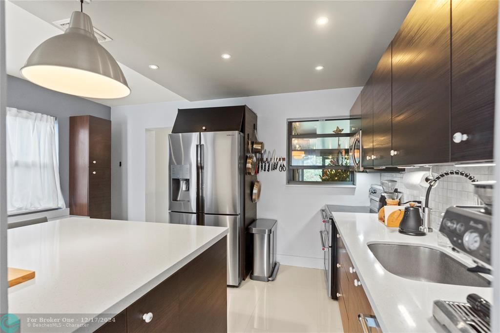 For Sale: $474,900 (2 beds, 1 baths, 1060 Square Feet)