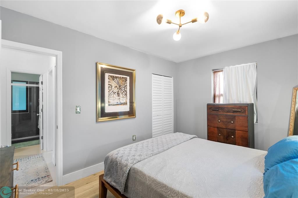 For Sale: $474,900 (2 beds, 1 baths, 1060 Square Feet)