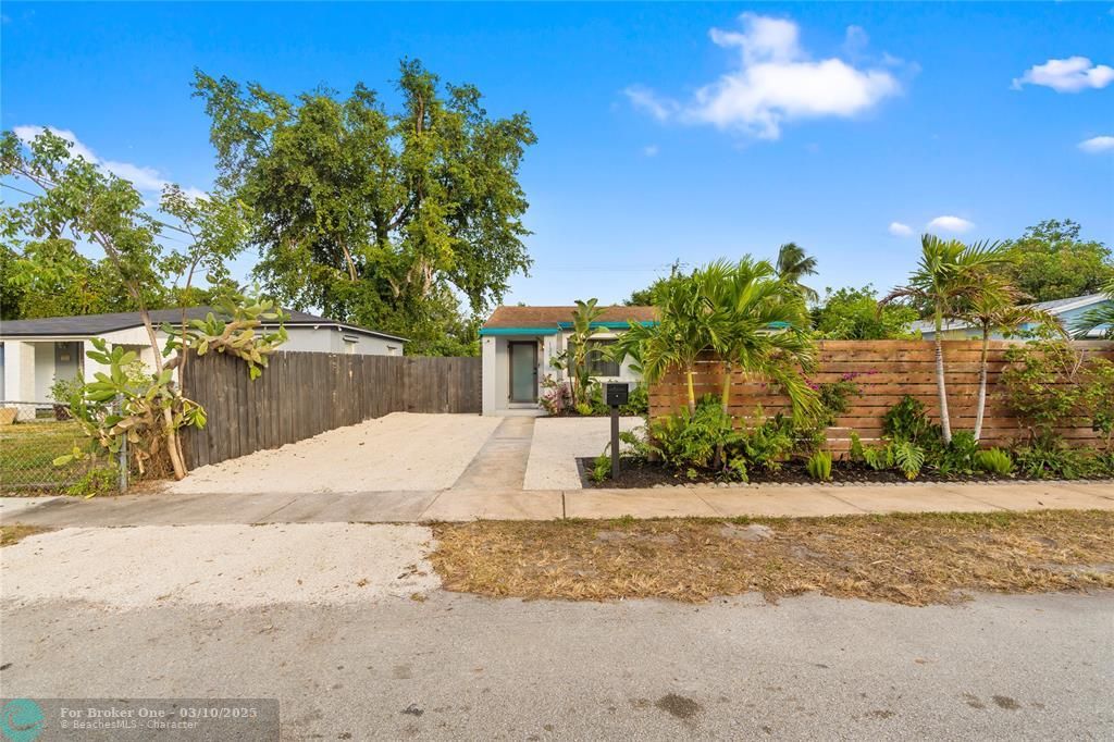 For Sale: $474,900 (2 beds, 1 baths, 1060 Square Feet)