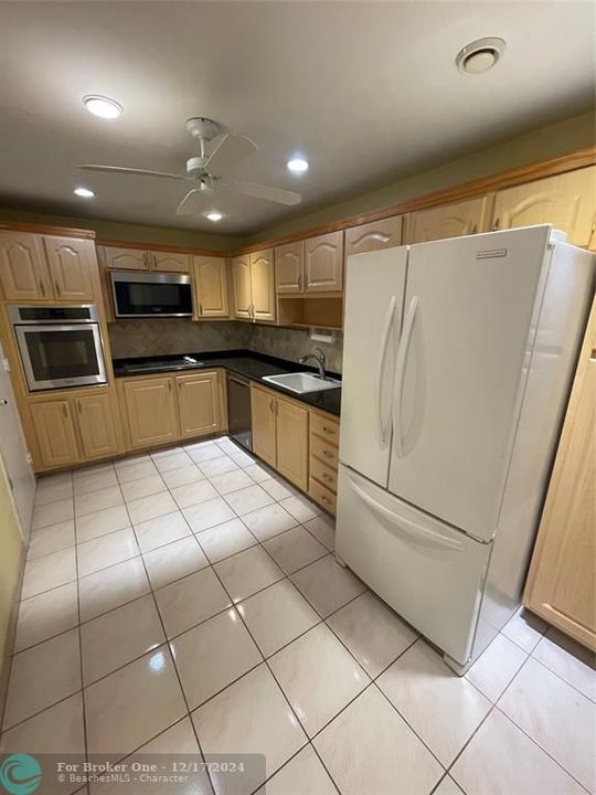 For Sale: $359,000 (1 beds, 1 baths, 950 Square Feet)