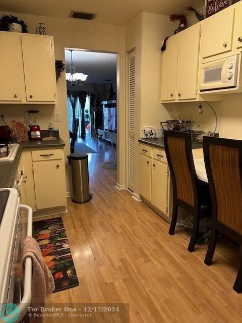 For Sale: $190,000 (2 beds, 2 baths, 1054 Square Feet)