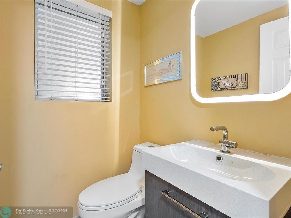 For Sale: $248,000 (1 beds, 1 baths, 806 Square Feet)