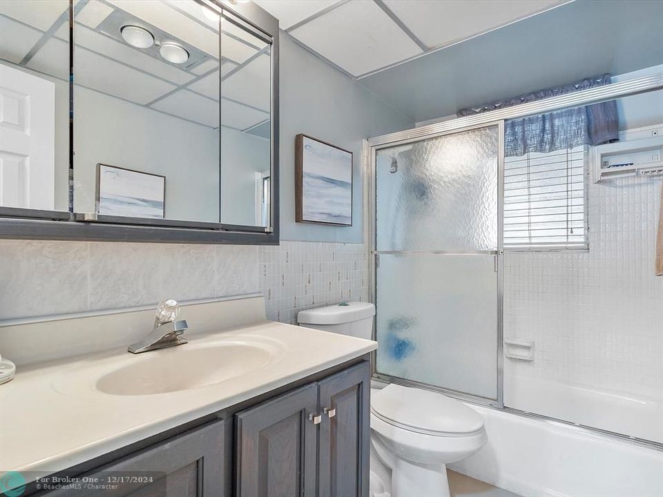 For Sale: $248,000 (1 beds, 1 baths, 806 Square Feet)