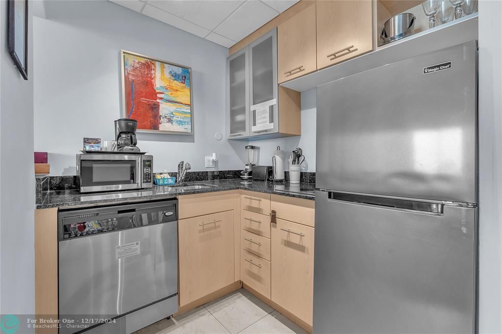 For Sale: $150,000 (1 beds, 1 baths, 548 Square Feet)