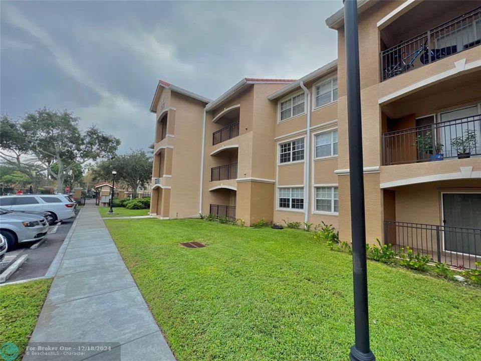 For Rent: $1,850 (1 beds, 1 baths, 713 Square Feet)