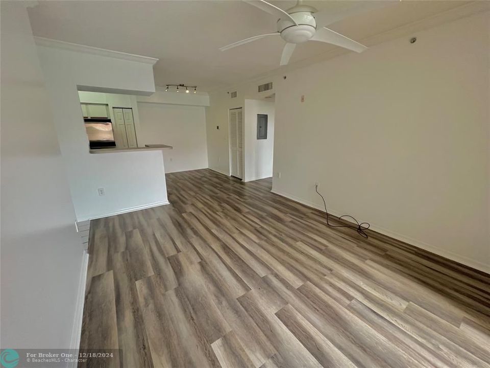 For Rent: $1,850 (1 beds, 1 baths, 713 Square Feet)