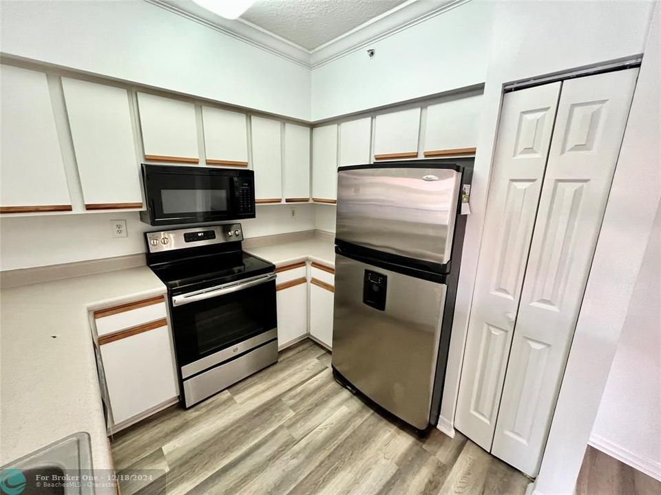 For Rent: $1,850 (1 beds, 1 baths, 713 Square Feet)