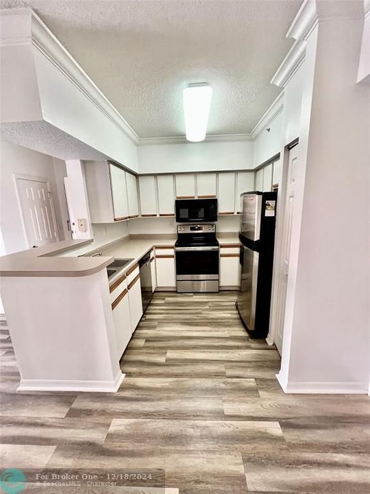 For Rent: $1,850 (1 beds, 1 baths, 713 Square Feet)