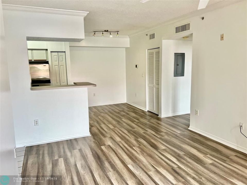 For Rent: $1,850 (1 beds, 1 baths, 713 Square Feet)