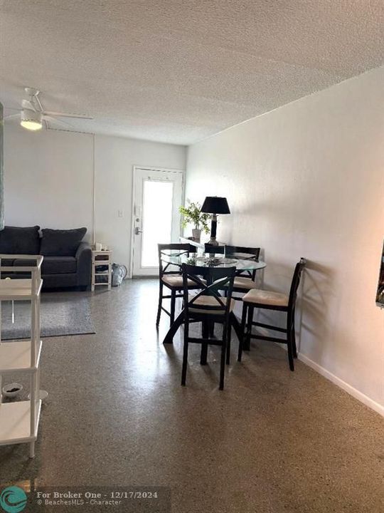 For Sale: $220,000 (1 beds, 1 baths, 690 Square Feet)