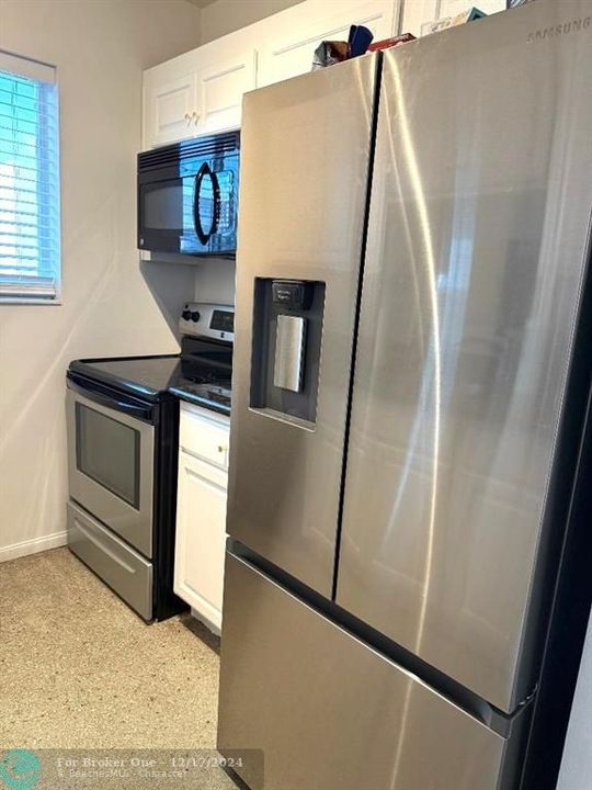 For Sale: $220,000 (1 beds, 1 baths, 690 Square Feet)