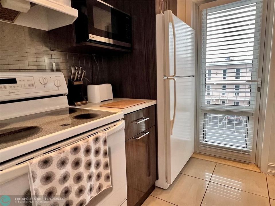 For Sale: $350,000 (1 beds, 1 baths, 750 Square Feet)