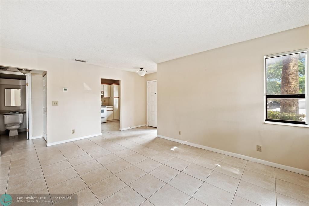 For Sale: $209,000 (1 beds, 1 baths, 718 Square Feet)