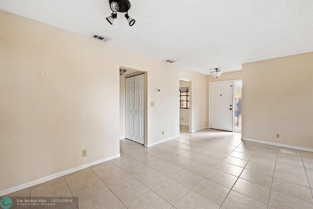 For Sale: $209,000 (1 beds, 1 baths, 718 Square Feet)