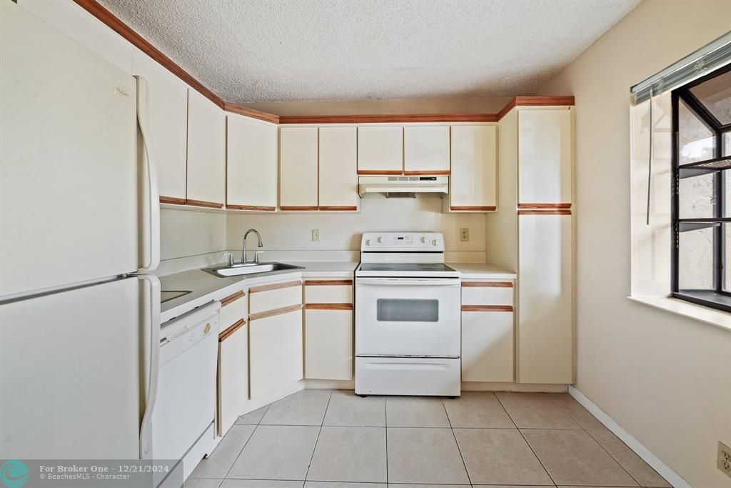 For Sale: $209,000 (1 beds, 1 baths, 718 Square Feet)