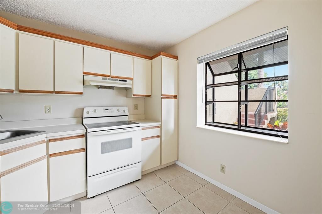 For Sale: $209,000 (1 beds, 1 baths, 718 Square Feet)