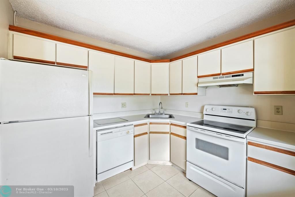 For Sale: $209,000 (1 beds, 1 baths, 718 Square Feet)