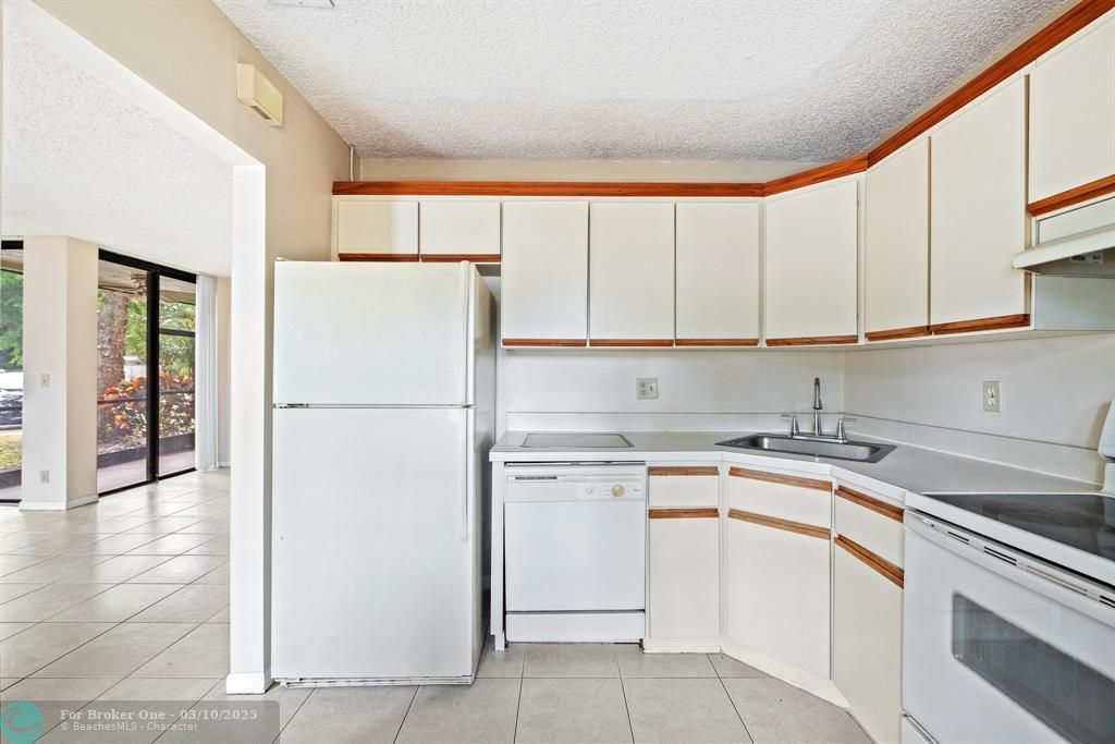 For Sale: $209,000 (1 beds, 1 baths, 718 Square Feet)