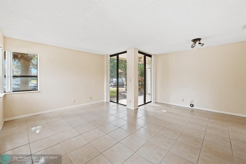 For Sale: $209,000 (1 beds, 1 baths, 718 Square Feet)