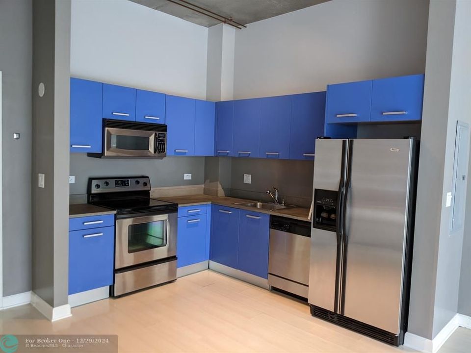 For Rent: $2,400 (1 beds, 1 baths, 804 Square Feet)