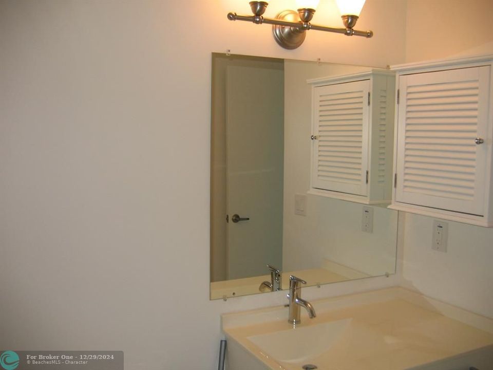 For Rent: $2,400 (1 beds, 1 baths, 804 Square Feet)