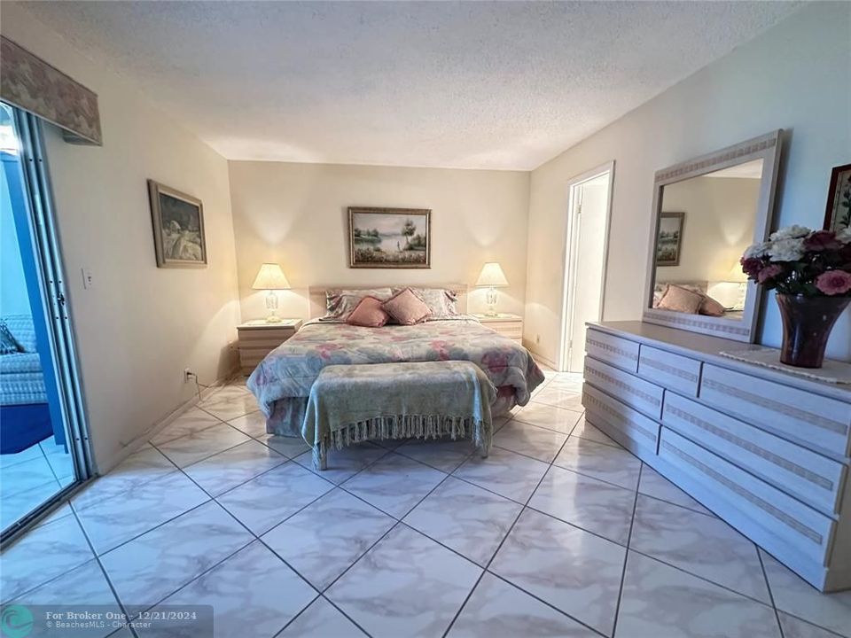 For Sale: $125,000 (1 beds, 1 baths, 720 Square Feet)