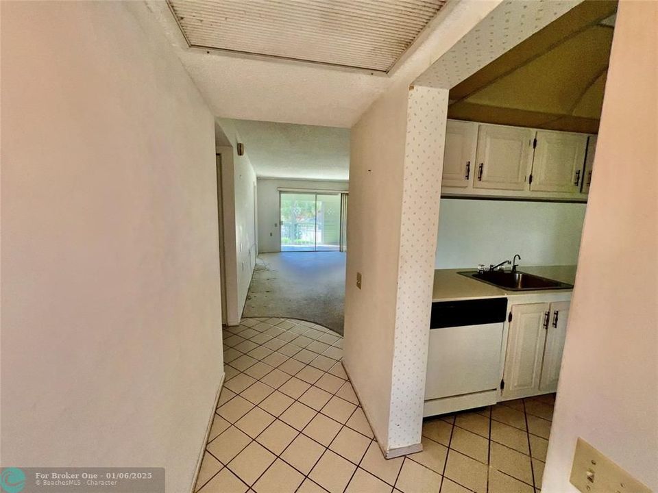 For Sale: $130,000 (2 beds, 2 baths, 938 Square Feet)