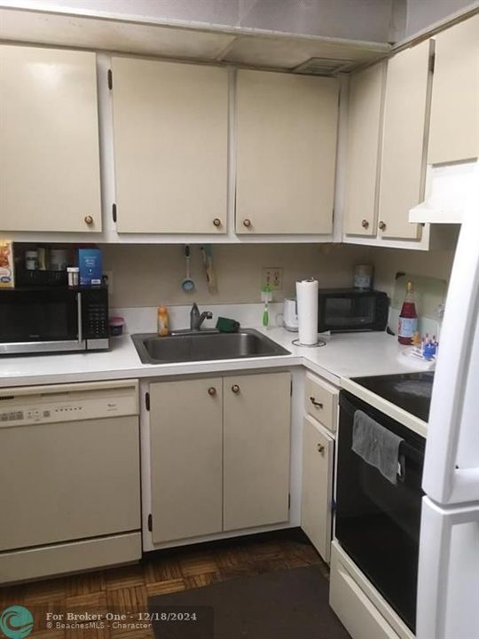 For Rent: $1,600 (1 beds, 1 baths, 700 Square Feet)