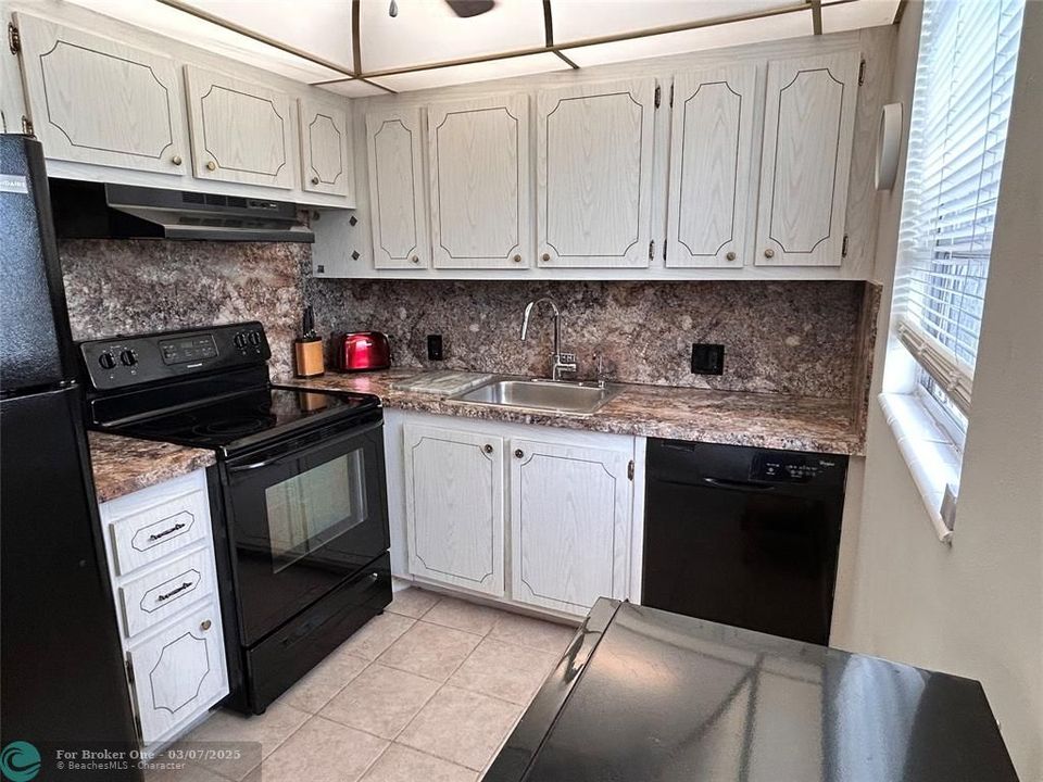 For Sale: $139,900 (2 beds, 1 baths, 835 Square Feet)