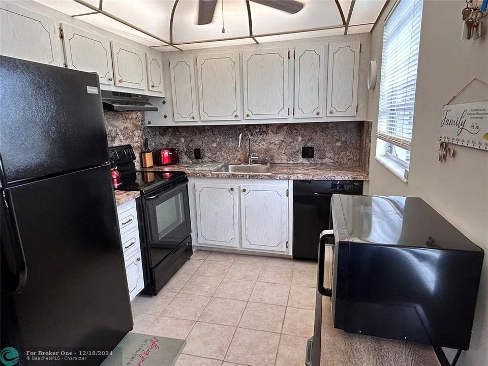 For Sale: $139,900 (2 beds, 1 baths, 835 Square Feet)