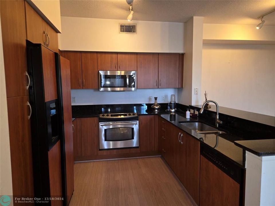 For Rent: $3,050 (2 beds, 2 baths, 1058 Square Feet)