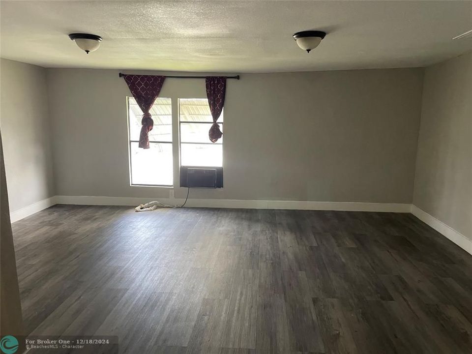 For Rent: $2,500 (3 beds, 2 baths, 1330 Square Feet)