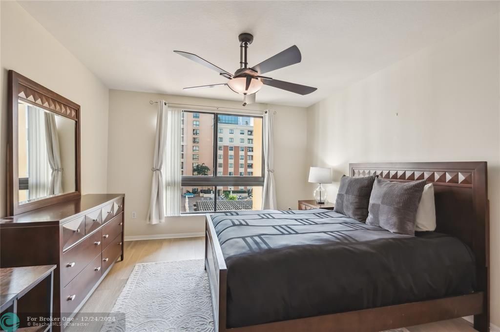 For Sale: $499,000 (2 beds, 2 baths, 1220 Square Feet)