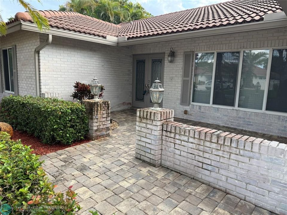 For Sale: $768,800 (4 beds, 2 baths, 2374 Square Feet)