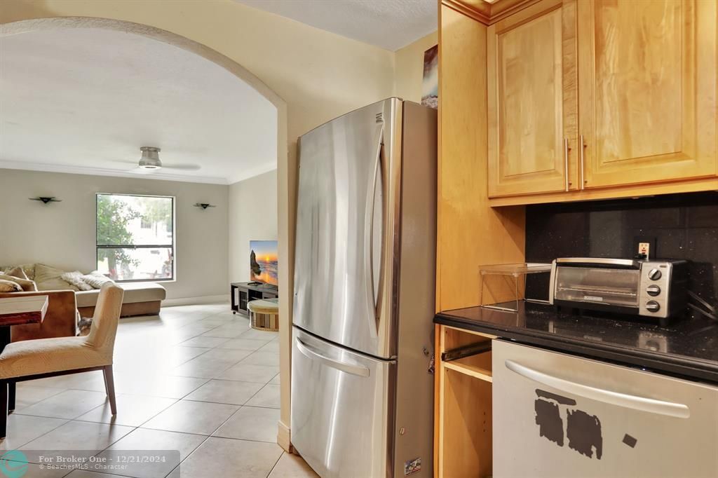 For Sale: $220,000 (2 beds, 2 baths, 955 Square Feet)