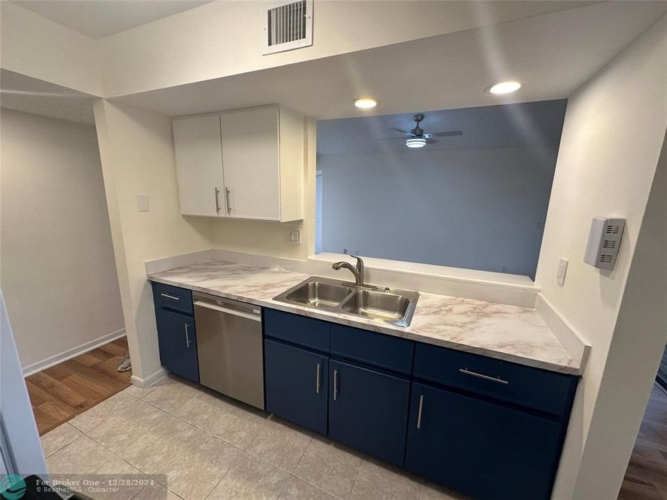 For Sale: $329,000 (3 beds, 2 baths, 1253 Square Feet)