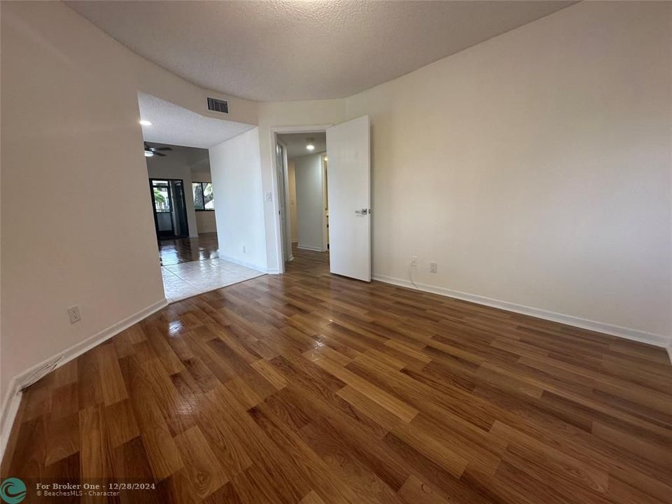 For Sale: $329,000 (3 beds, 2 baths, 1253 Square Feet)