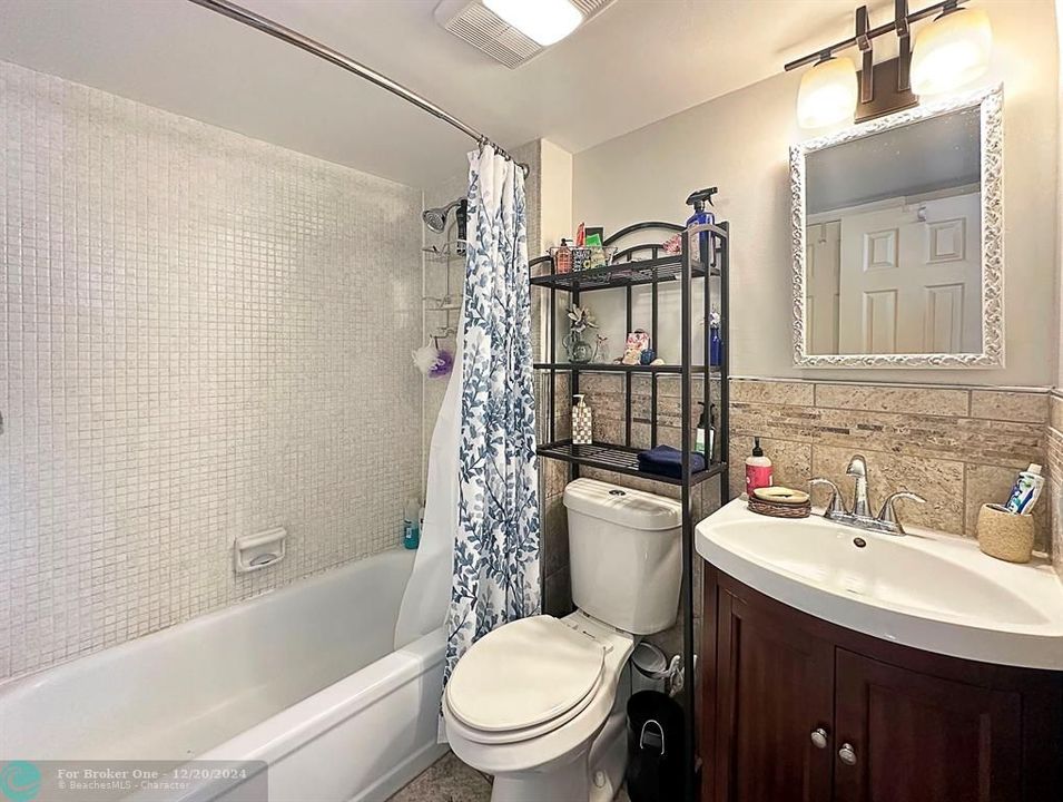 For Sale: $237,500 (2 beds, 2 baths, 975 Square Feet)