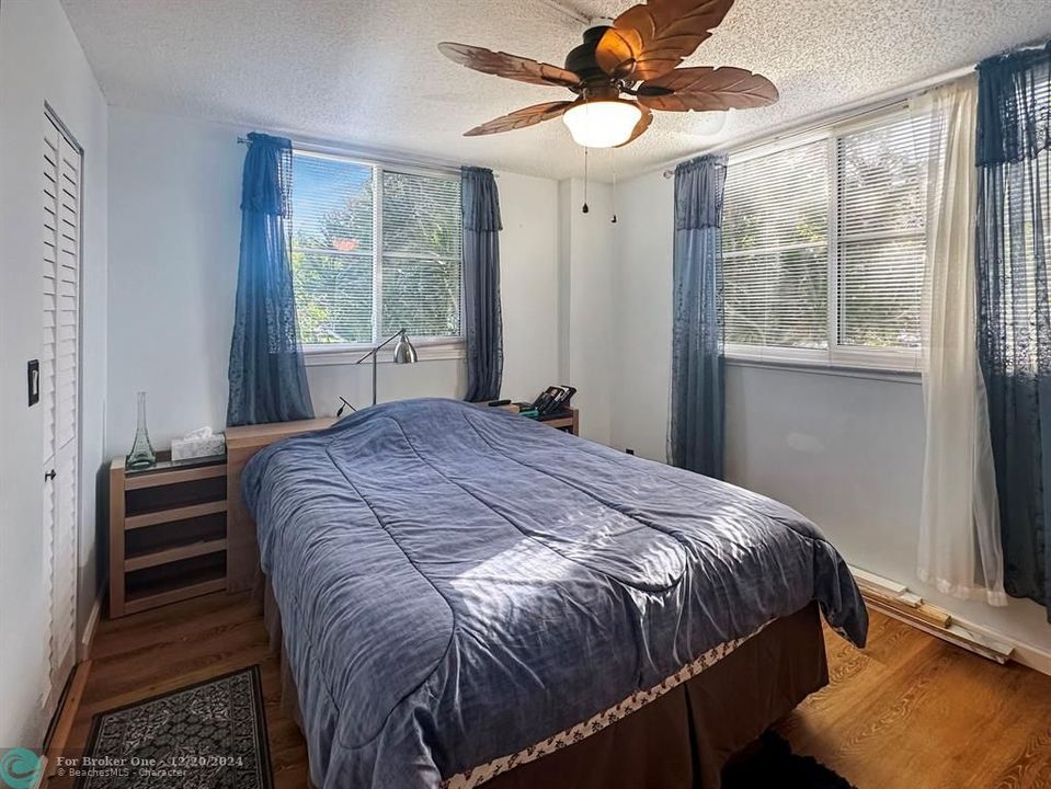 For Sale: $237,500 (2 beds, 2 baths, 975 Square Feet)